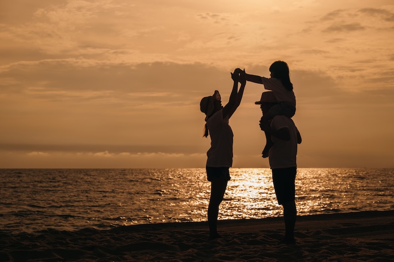Silhouette of happy family in holiday. Father, Mother and kids having fun together shoulder ride on summer beach, Parents carrying children on neck at beach, family is enjoying their summer time OriginalFilename: 25651117-_AAB8316.JPG